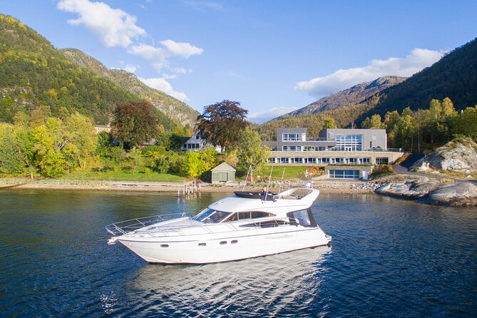 4 Day Bergen - Hardangerfjord private fjord-cruise - Day three: a waterfall you can walk behind