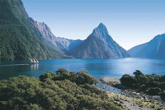 5 Day South Island Circut: Trains, Glaciers and Milford Sound from Christchurch - The handoffs need your attention