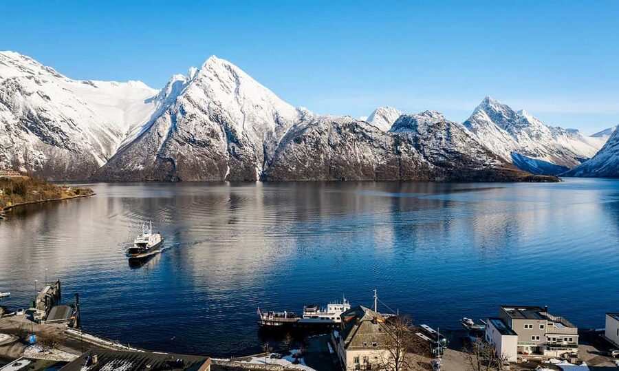 Ålesund: Fjord Tour with Lunch on MS Bruvik - The first 90 minutes toward Hjørundfjord