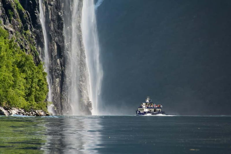 Ålesund: Geirangerfjord Scenic Cruise & Village Visit - Sunnylvsfjorden and the changing view