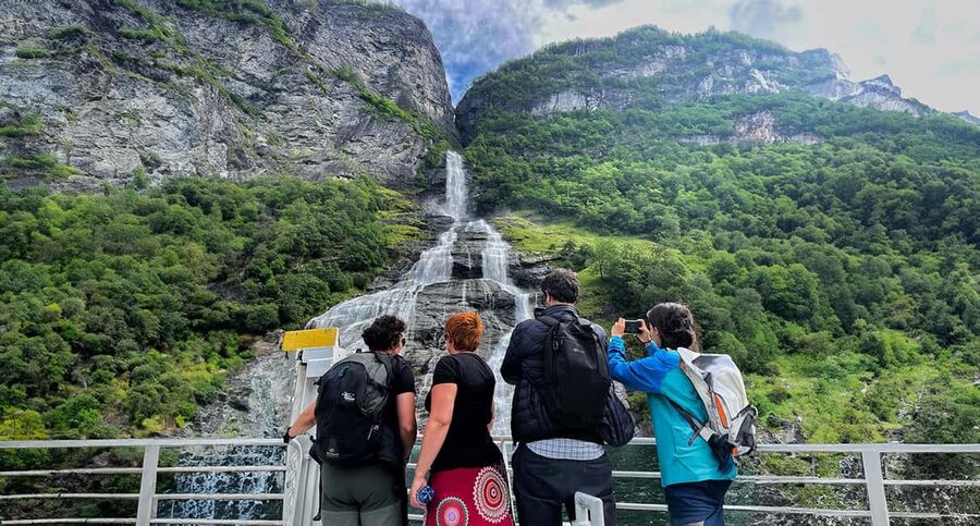 Ålesund to Geiranger Fjord Boat Tour with Return Bus Tour - Øye and the Norang Valley turn water into mountain roads