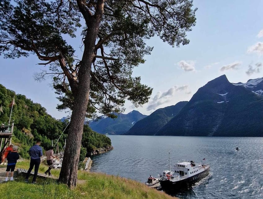 Ålesund-Trandal fjord tour with 3 hours stop at Trandal - Christan Gaard Bygdetun and lunch with a view