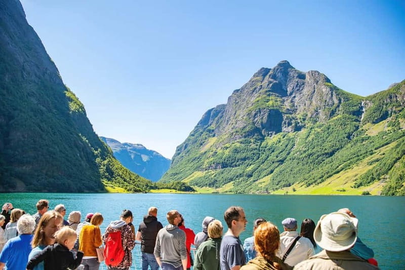 Bergen: Flam Railway, Viking Village Tour with Fjord Cruise - Flåm: colorful houses, food, and railway history