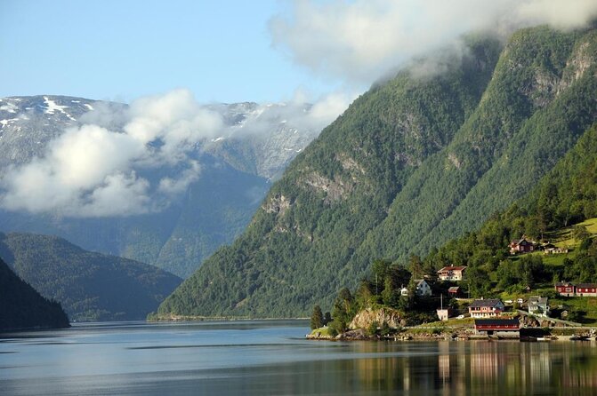 Bergen: Mostraumen Fjord Cruise - Leaving Bergen behind on the city harbor