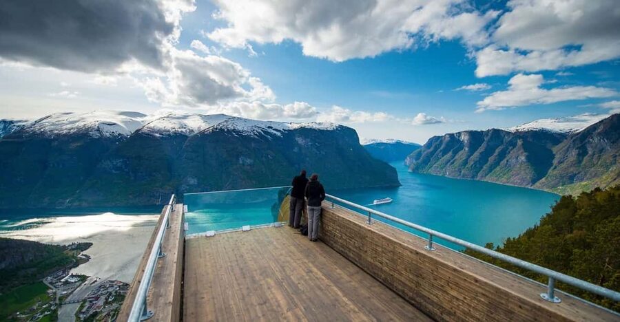 Bergen: Nærøyfjorden, Flåm, and Stegastein Guided Bus Tour - The guide can shape the whole day
