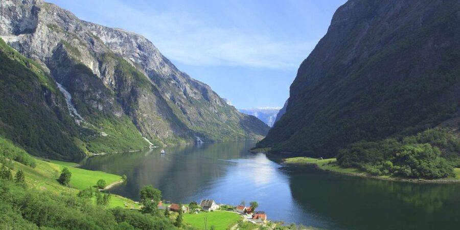 Bergen: Private Day Tour, Nærøyfjord Cruise and Flåm Railway - Flåm is more than a stop between rides