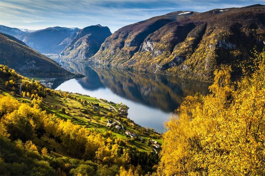 Bergen: Private Day Tour, Nærøyfjord Cruise and Flåm Railway - The drive from Bergen to Tvindefossen