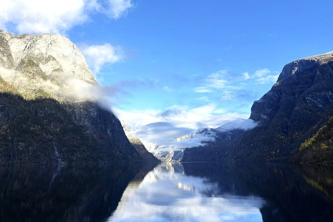 Bergen: UNESCO Fjord Cruise, Flåm & Stegastein - Incl. Lunch - Entering the Nærøyfjord by boat