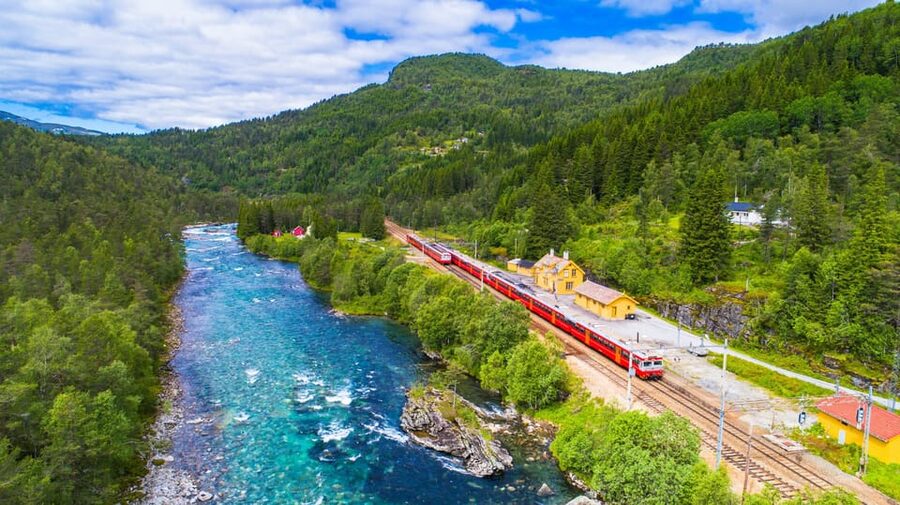 Bergen: Viking Village, Nærøyfjorden Cruise and Flåm Railway - Tvindefossen, a quick waterfall stop