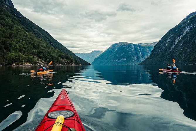 Fjord paddle in Hellesylt - Half Day Kayaking Tour - Why a small group changes the experience