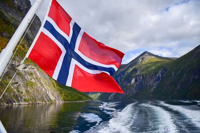 Fjord Sightseeing Tour by Boat in Geiranger - Skageflå and the farms above the fjord