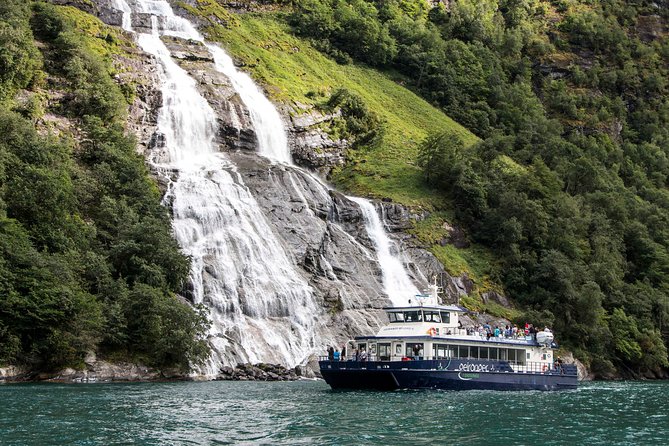 Fjordcruise Ålesund Geirangerfjord T/R - Two hours in Geiranger