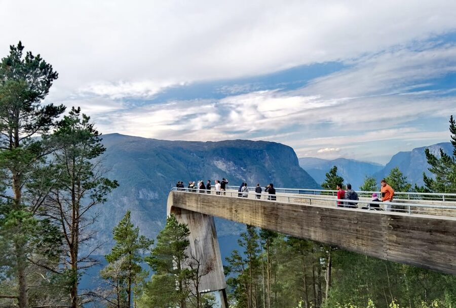 Flåm Flexible Tour with Stegastein, cruise and train include - Stegastein Viewpoint and the summer traffic problem