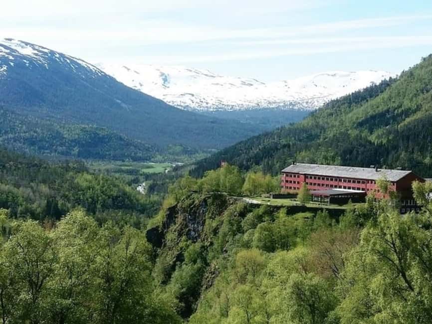 Flåm: Tvinde Waterfalls, Stalheimskleiva Hike & Gudvangen - Tvindefossen: a useful 30-minute first stop