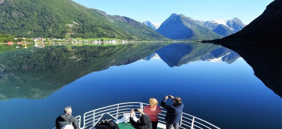 From Balestrand: Fjord Cruise to Fjærland- Round trip - Fjærland at 13:25: a village with an unusual past