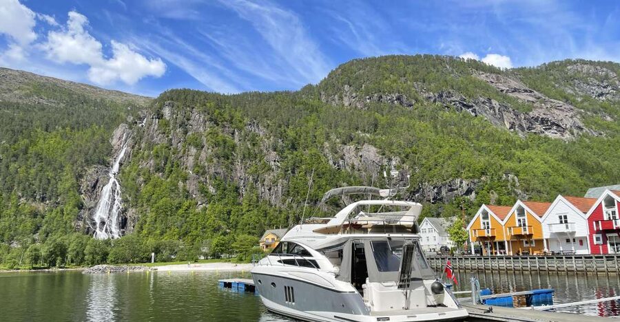 From Bergen: Modalen Private Fjord Cruise with Waterfalls - Cruising past Sandviken and Eidsvåg