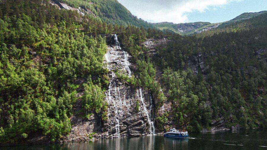From Bergen: The Original Fjord Cruise to Mostraumen - Mostraumen and the force of moving water