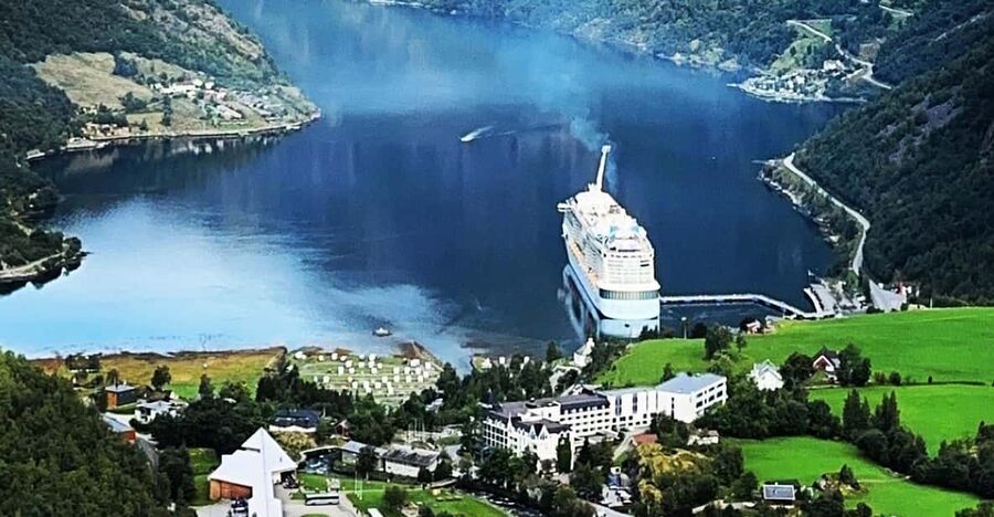 From Geiranger: Dalsnibba & Eagle Road Private Tour & Picnic - Flydalsjuvet gives you the first big view