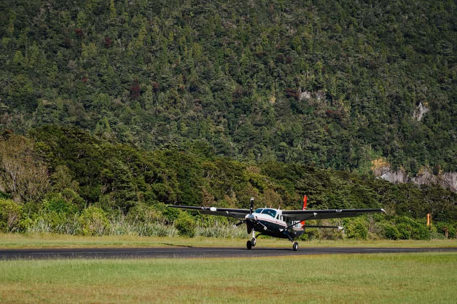 From Queenstown: Milford Sound Full-Day Trip by Plane & Boat - The return flight follows a different route