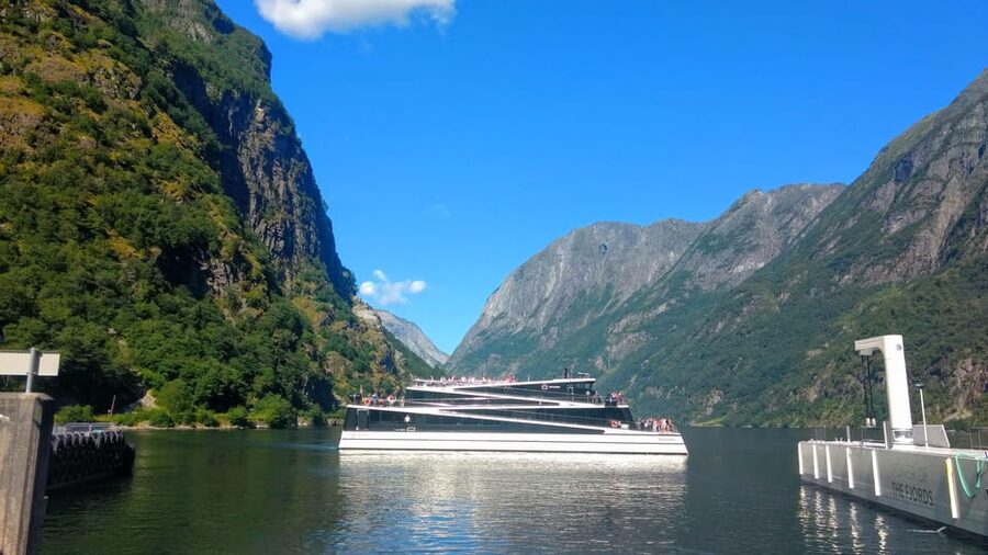 Full day private tour to Flåm - Flåm: lunch, shops, and a tight schedule