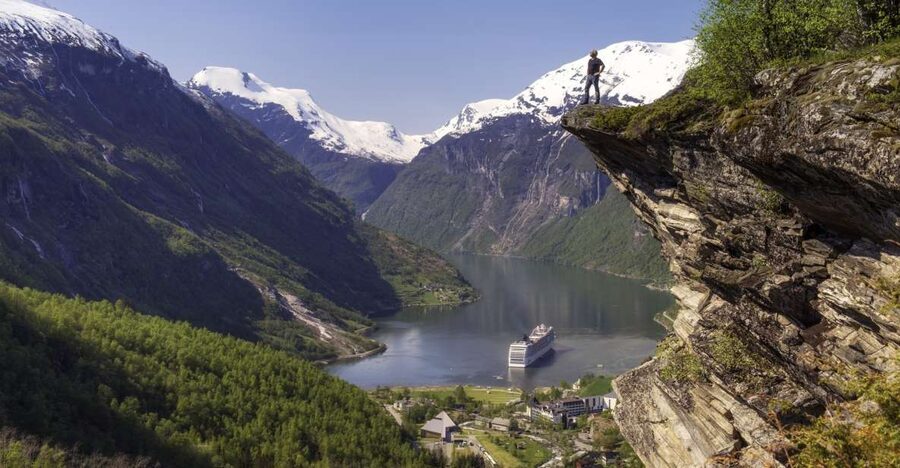Geiranger: Bus Tour with Multilingual Audio Guide - Key points at a glance