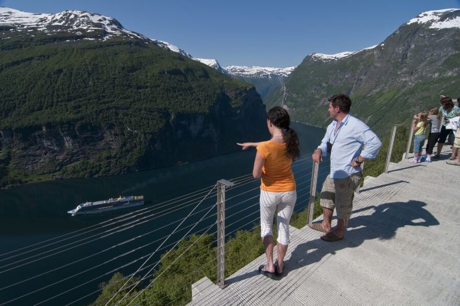 Geiranger: Bus Tour with Multilingual Audio Guide - What this Geiranger bus tour actually delivers