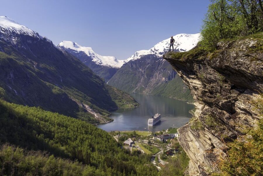 Geiranger: Bus Tour with Multilingual Audio Guide - Flydalsjuvet: the first big view