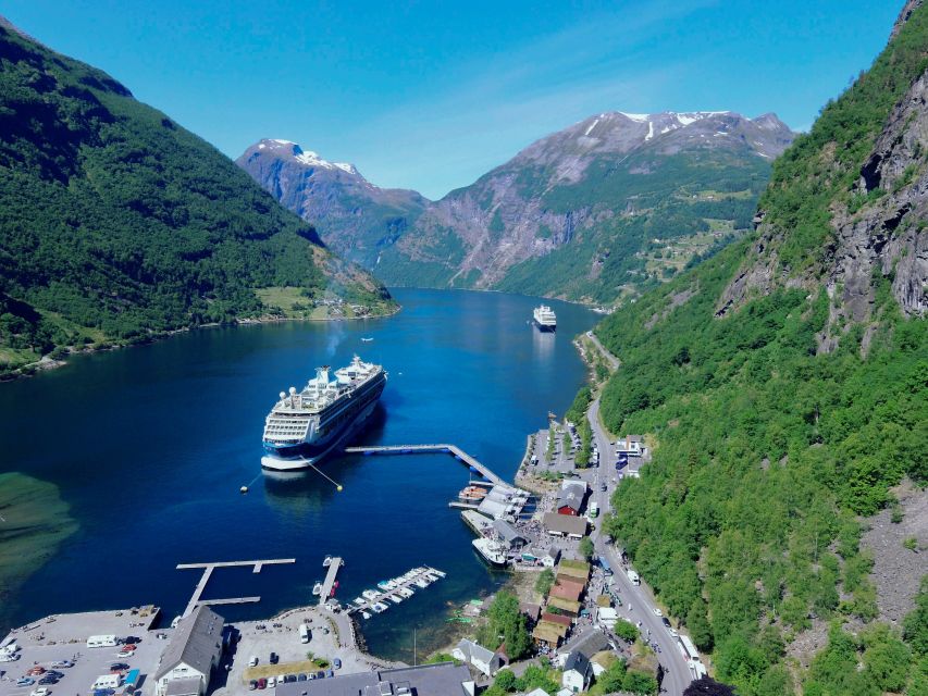 Geiranger: Dalsnibba, Flydalsjuvet, Eagle Bend & Fjords Tour - Djupvatnet adds a quieter mountain stop