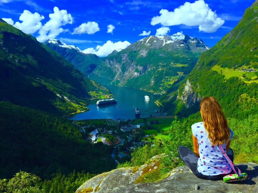Geiranger: Dalsnibba, Flydalsjuvet, Eagle Bend & Fjords Tour - The guide makes the bus ride useful