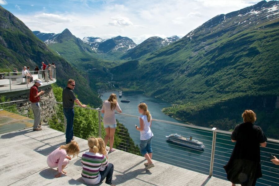 Geiranger: Dalsnibba, Flydalsjuvet, Eagle Bend & Fjords Tour - Who should book this experience?
