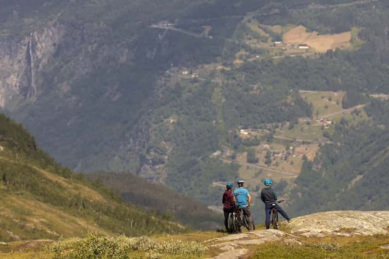 Geiranger Fjord: Downhill Self-Guided Bike Tour - The long downhill toward Geiranger