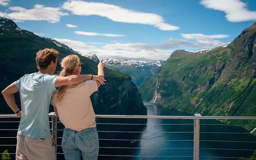 Geiranger: Panorama Bus Tours 1,5/2hr (Highlights viewpoint) - Who should book this Geiranger bus tour?