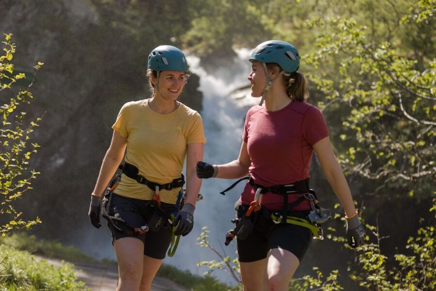 Geiranger: Rappelling tour with epic view - What the guide adds to the experience
