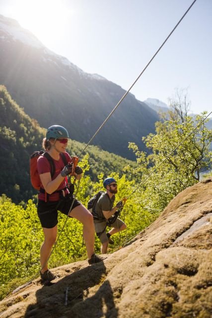 Geiranger: Rappelling tour with epic view - The walk back follows the waterfall