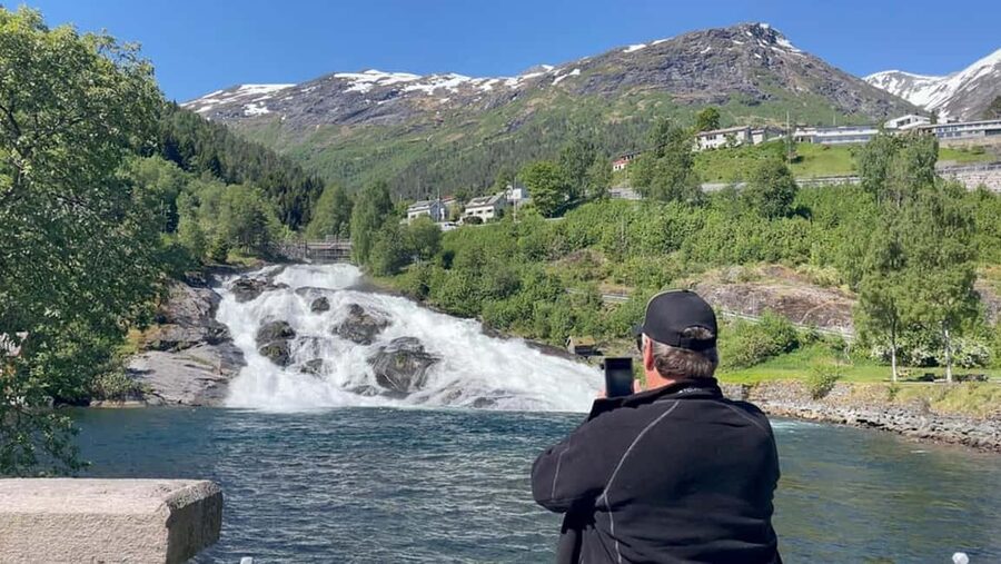 Geiranger to Ålesund Bus Tour (one way) - Kokarsteinen and the Boiling Rock view
