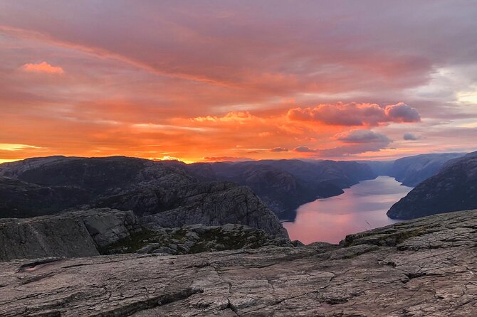 Guided sunrise hike to Pulpit Rock Preikestolen - Time at the viewpoint and the return walk