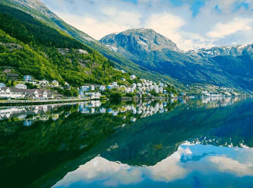 Guided tour: Hardangerfjord, Waterfalls and Ferry crossing - Mørkhølsfossen, a small waterfall with a quiet mood