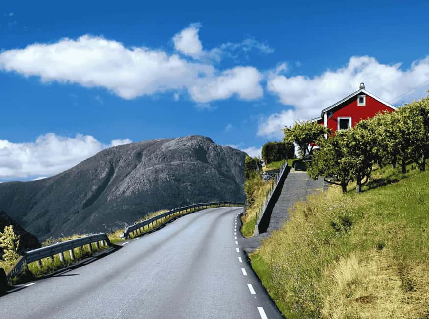 Guided tour: Hardangerfjord, Waterfalls and Ferry crossing - Fossen Bratte and the old road