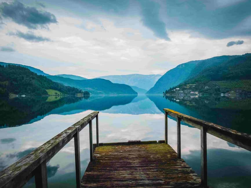 Guided tour: Hardangerfjord, Waterfalls and Ferry crossing - Walking behind Steinsdalsfossen