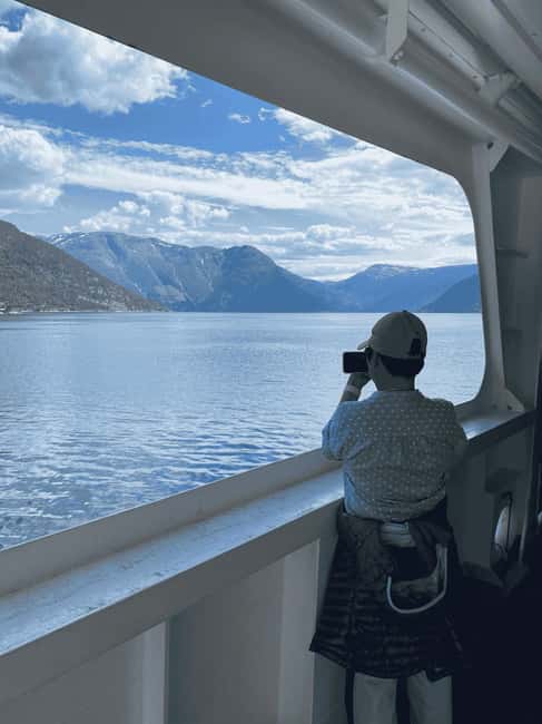 Guided tour: Hardangerfjord, Waterfalls and Ferry crossing - Utne and the 300-year-old hotel