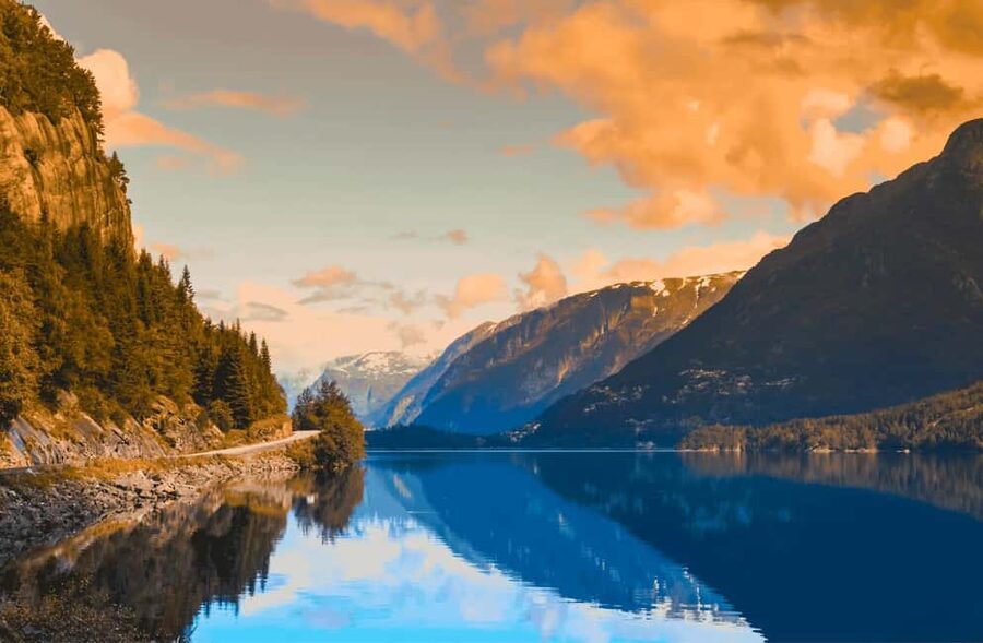 Guided tour: Hardangerfjord, Waterfalls and Ferry crossing - Starting at Strandkaien and the Trengereid view