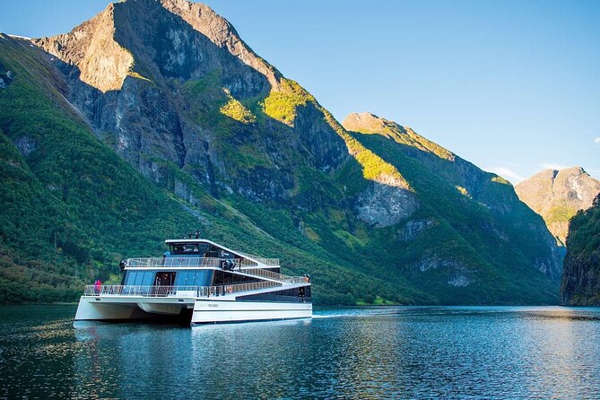 Guided Tour To Nærøyfjorden, Flåm And Stegastein - Viewpoint Cruise - Flåm: a short stop for lunch and photos