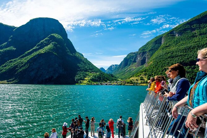 Guided Tour To Nærøyfjorden, Flåm And Stegastein - Viewpoint Cruise - The climb to Stegastein above Aurland