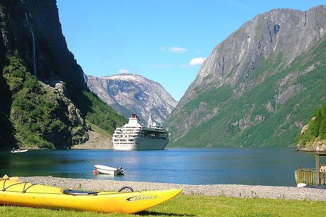 Guided tour - Viking Village, Nærøyfjord Cruise and Flåm Railway - From Bergen to Tvindefossen and Stalheim