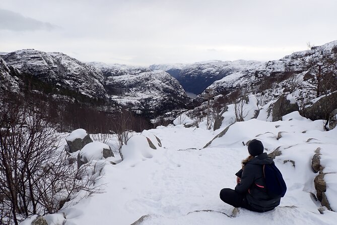 Guided winter hike to Pulpit Rock Preikestolen - Reaching the trailhead and starting the climb