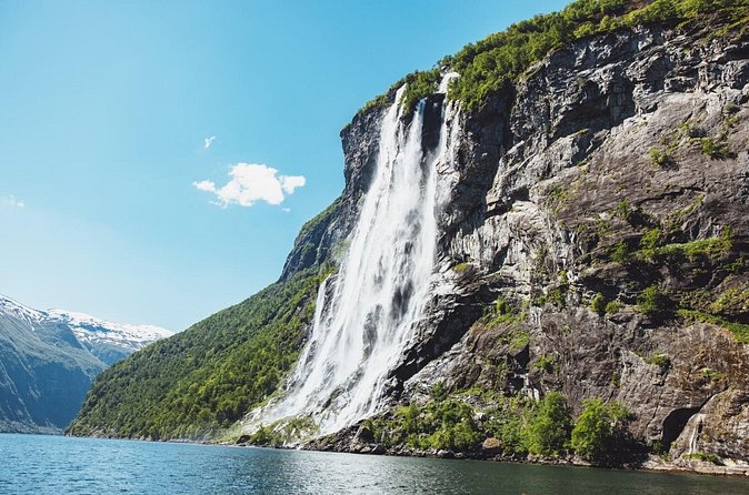 Hellesylt Sightseeing Boat Geirangerfjord - Knivsflå completes the cliff-farm story