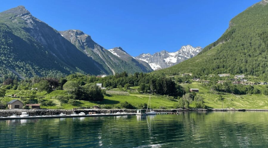 Hjørundfjord Fjord Cruise Afternoon Rountrip from Ålesund - Øye and the Hotel Union Øye stop