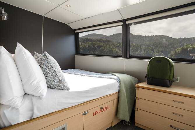 Milford Sound Overnight Cruise Fiordland Jewel - Kayaking close to the water