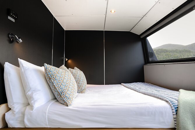 Milford Sound Overnight Cruise Fiordland Jewel - The tender-boat outing and smaller views