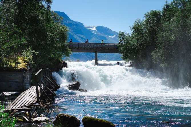 Olden: Fjord e-bike tour - The guide’s local perspective is a major part of the value